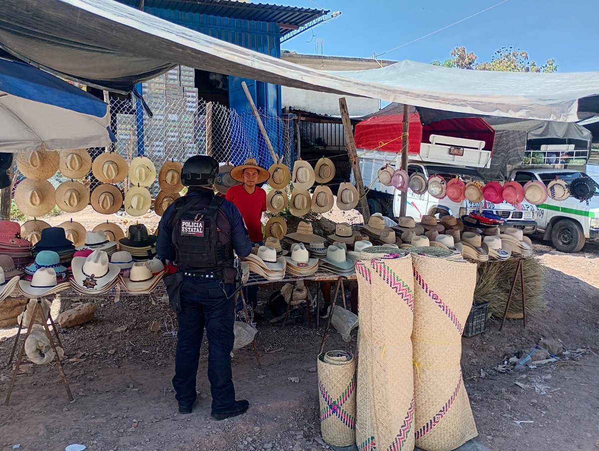 GuerreroComSoc's tweet photo. Este domingo, personal de la Policía Estatal mantiene presencia preventiva mediante recorridos de seguridad y vigilancia a pie tierra en las inmediaciones del mercado el río El Jale, en el municipio de Tlapa de Comonfort.

Estas acciones tienen como finalidad fortalecer el acercamiento con la ciudadanía, brindar atención y orientación, así como contribuir a mantener condiciones de orden y tranquilidad. De igual manera, se exhorta a la población a mantenerse atenta a las condiciones climáticas y reportar cualquier emergencia al 911.

Protegiendo a Guerrero, cercanos a ti.