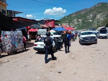 GuerreroComSoc's tweet photo. Este domingo, personal de la Policía Estatal mantiene presencia preventiva mediante recorridos de seguridad y vigilancia a pie tierra en las inmediaciones del mercado el río El Jale, en el municipio de Tlapa de Comonfort.

Estas acciones tienen como finalidad fortalecer el acercamiento con la ciudadanía, brindar atención y orientación, así como contribuir a mantener condiciones de orden y tranquilidad. De igual manera, se exhorta a la población a mantenerse atenta a las condiciones climáticas y reportar cualquier emergencia al 911.

Protegiendo a Guerrero, cercanos a ti.