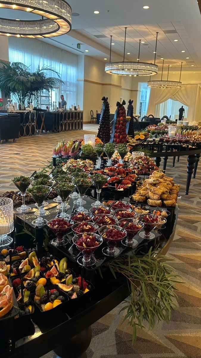 ASHFXRDACADEMY's tweet photo. En la primera planta del aulario se ha dispuesto comida y bebida de sobra. Hay música ambiente y varios camareros que atenderán todas vuestras necesidades.

Disfrutad de la velada. https://t.co/R9GC6IvQEz