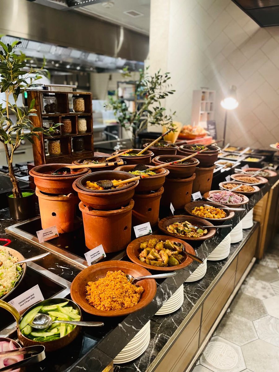 ASHFXRDACADEMY's tweet photo. En la primera planta del aulario se ha dispuesto comida y bebida de sobra. Hay música ambiente y varios camareros que atenderán todas vuestras necesidades.

Disfrutad de la velada. https://t.co/R9GC6IvQEz