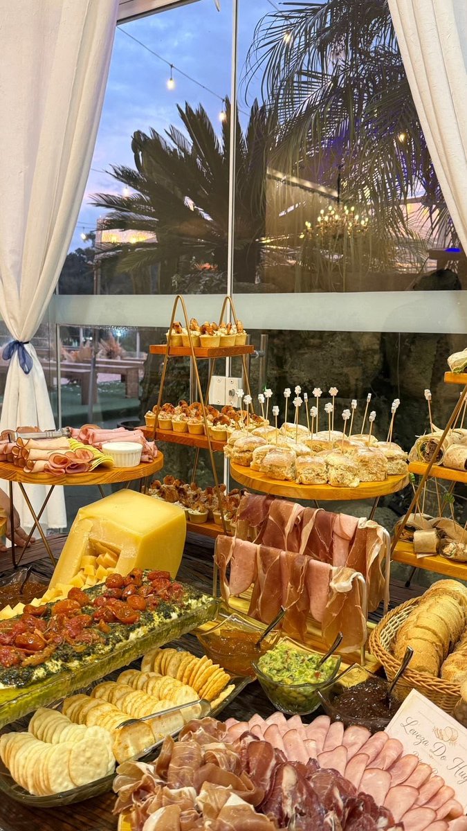 ASHFXRDACADEMY's tweet photo. En la primera planta del aulario se ha dispuesto comida y bebida de sobra. Hay música ambiente y varios camareros que atenderán todas vuestras necesidades.

Disfrutad de la velada. https://t.co/R9GC6IvQEz