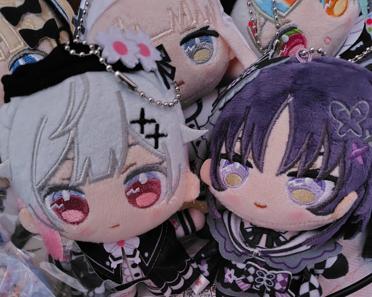 CocoYuna0001's tweet photo. まのさばぬいぴーすマジで可愛い。マーゴ姐さん超キュートなんだエマちゃんと並べると。ストアだとエマちゃん隣にいないからアクスタ買ってよかったw https://t.co/mUAZVjeSun