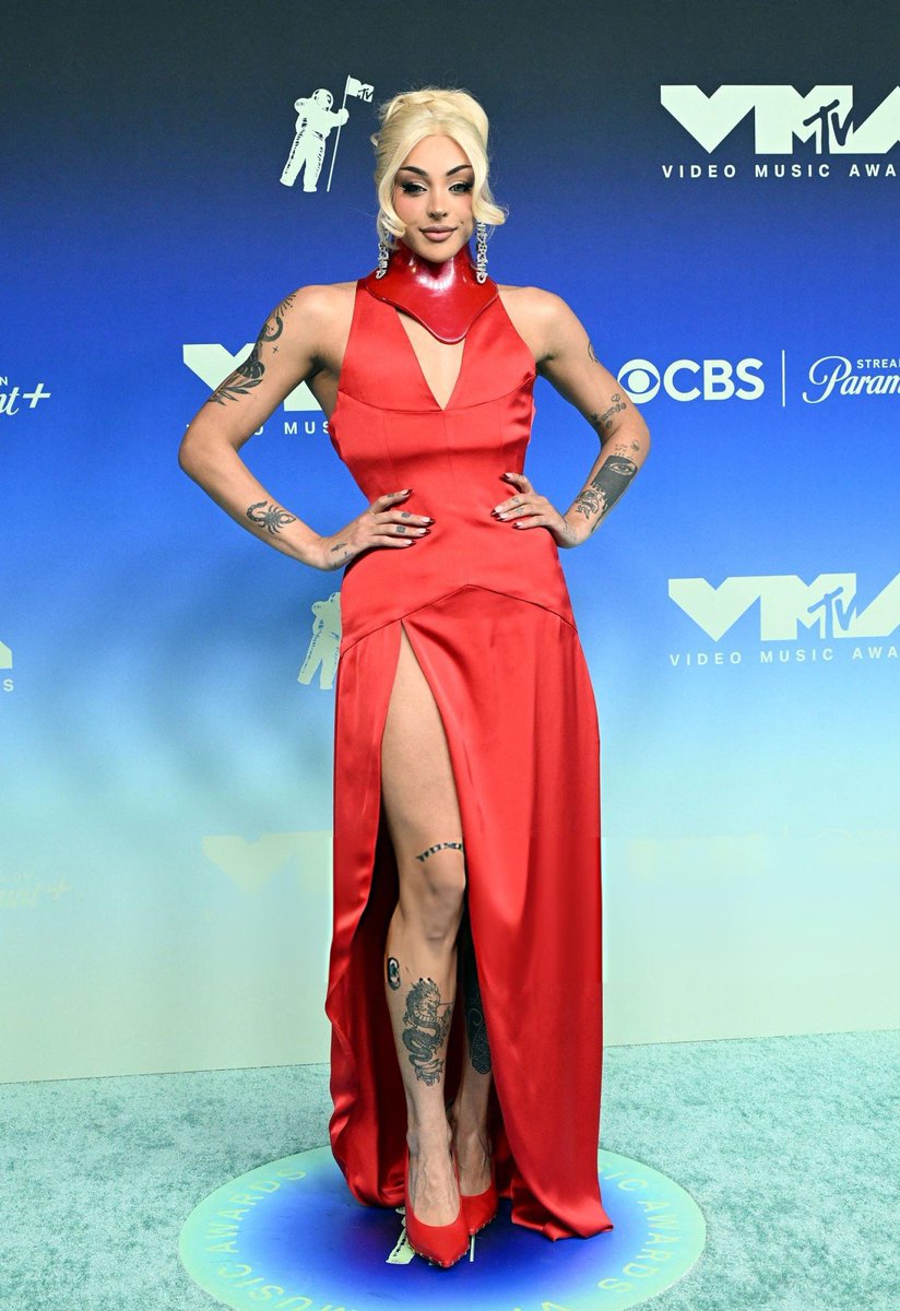PhabulloCharts's tweet photo. Pabllo Vittar no blue carpet do #VMAs. https://t.co/gObv5Ldj0U