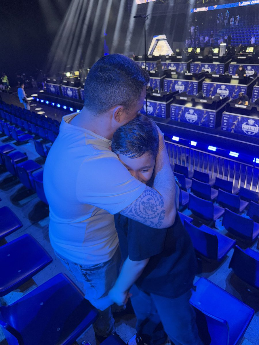 blxckoutz's tweet photo. Obrigado Brasil 🇧🇷

Muito feliz com o resultado deste mundial e pelo apoio de vocês família.

BRASIL ESTÁ DE VOLTA AO TOPO DO FORTNITE 🇧🇷 https://t.co/HS4m7GUNWR