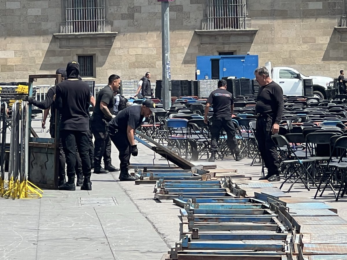 rynram's tweet photo. Presidenta @Claudiashein a poco nomás abrió el #Zócalo para su último evento de su 2do informe?

Todavía ni se iban todos y haciendo a un lado las sillas, hombres de negro empezaron a colocar las vallas de acero de casi tres metros! para blindar Palacio Nacional!
#CDMX https://t.co/5xCp7DsLDb