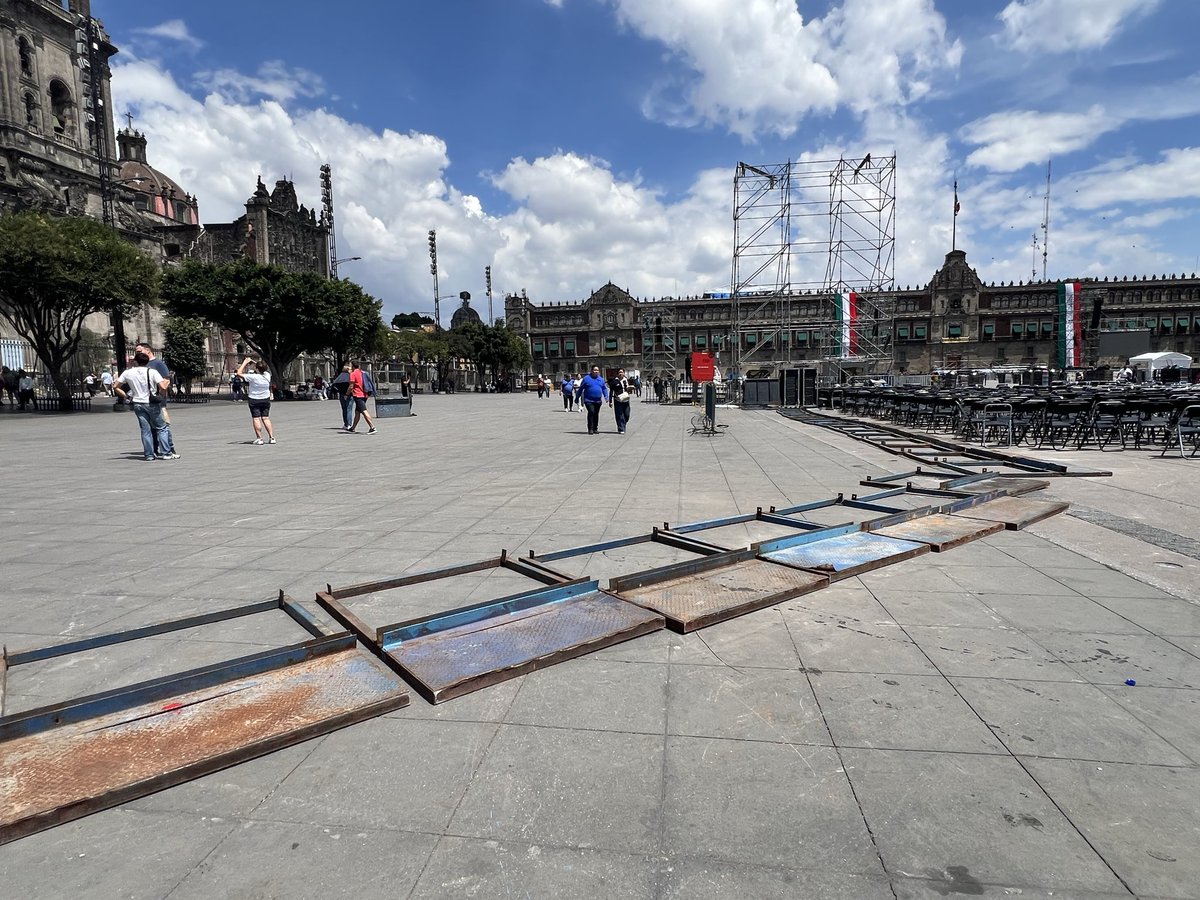 rynram's tweet photo. Presidenta @Claudiashein a poco nomás abrió el #Zócalo para su último evento de su 2do informe?

Todavía ni se iban todos y haciendo a un lado las sillas, hombres de negro empezaron a colocar las vallas de acero de casi tres metros! para blindar Palacio Nacional!
#CDMX https://t.co/5xCp7DsLDb