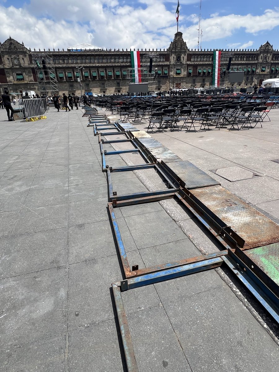 rynram's tweet photo. Presidenta @Claudiashein a poco nomás abrió el #Zócalo para su último evento de su 2do informe?

Todavía ni se iban todos y haciendo a un lado las sillas, hombres de negro empezaron a colocar las vallas de acero de casi tres metros! para blindar Palacio Nacional!
#CDMX https://t.co/5xCp7DsLDb