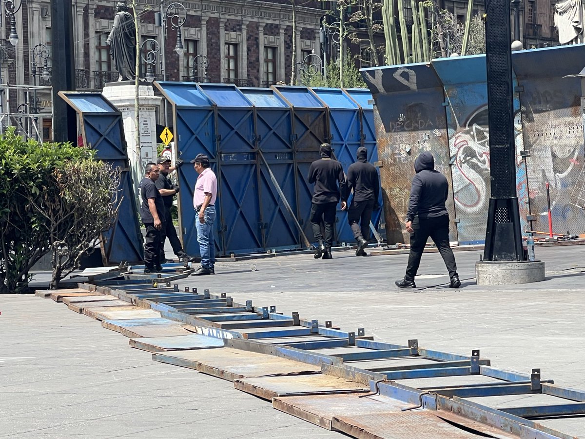rynram's tweet photo. Presidenta @Claudiashein a poco nomás abrió el #Zócalo para su último evento de su 2do informe?

Todavía ni se iban todos y haciendo a un lado las sillas, hombres de negro empezaron a colocar las vallas de acero de casi tres metros! para blindar Palacio Nacional!
#CDMX https://t.co/5xCp7DsLDb