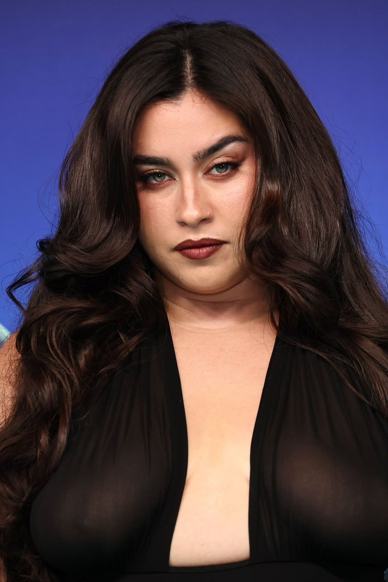 PopCulture2000s's tweet photo. lauren jauregui at the vmas https://t.co/GxNKNH1SPf