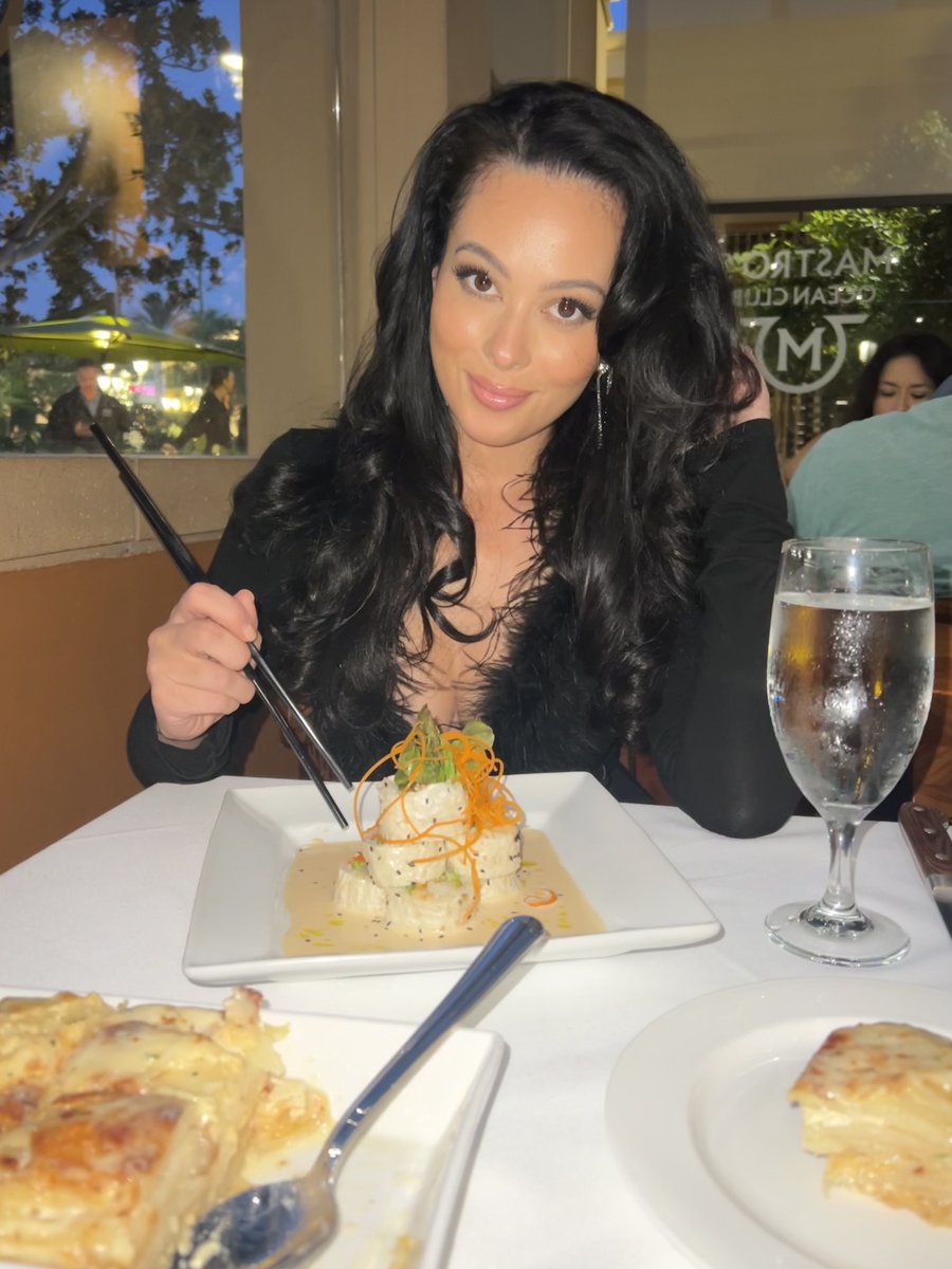 iamAshleyDoris's tweet photo. Mondays are for sushi dates too… who's taking me? 🍣 https://t.co/6AmqU2tOQL