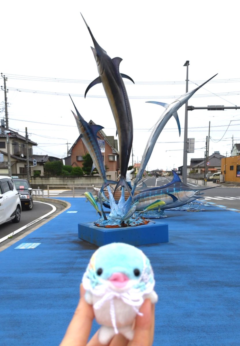 shuwafuwa_p0wa's tweet photo. おはようございます
たらこです🐬🩵

こないだ行った大洗の駅前
まだ写真載せてなかった💦

イルカやカジキマグロの
立派な像があったよ✨

近隣の人には見慣れた風景なんだろうけど
たらこにとっては「わぉ❣️」って感じだったの😀

3枚目はたらこを探せ🧐

月曜日はマイペースで行こ〜😌

#ぬい撮り https://t.co/WRhsVPPdqi