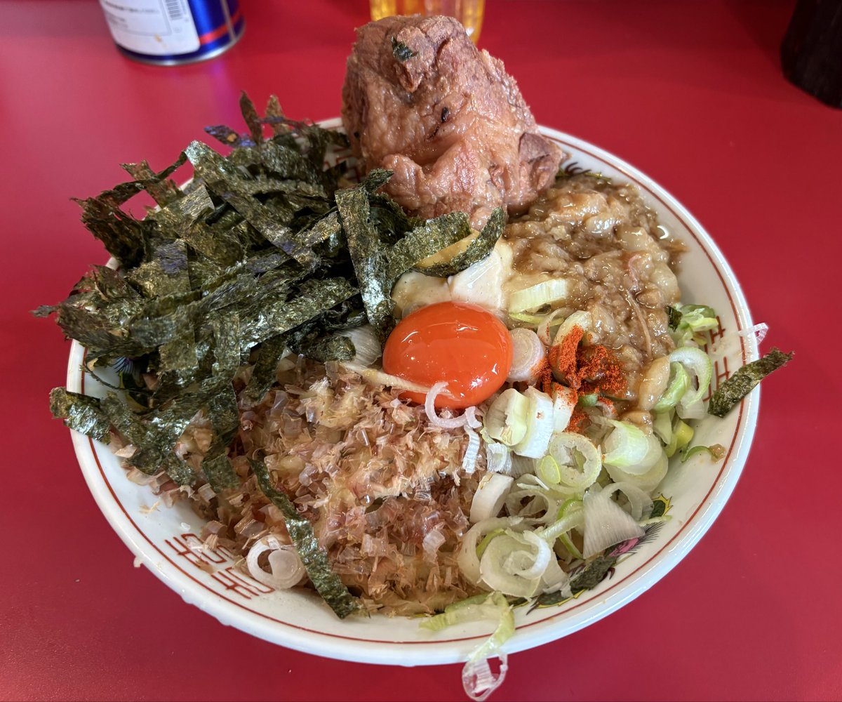 kabuichi3's tweet photo. ラーメン英ニ
未だにこれを超えるインスパ系の汁なしに出会っていない。
店主ワンオペを初めて見たけど鬼のような効率的な動きで身震いした。
にしても最寄りのコインパーキングが料金改悪されていることに気付かず、やけに高い一杯になってしまった。 https://t.co/PISudAiwPu