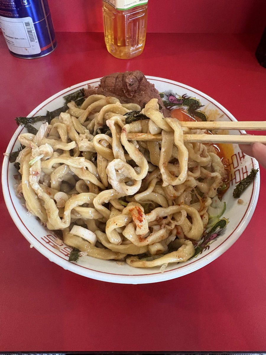 kabuichi3's tweet photo. ラーメン英ニ
未だにこれを超えるインスパ系の汁なしに出会っていない。
店主ワンオペを初めて見たけど鬼のような効率的な動きで身震いした。
にしても最寄りのコインパーキングが料金改悪されていることに気付かず、やけに高い一杯になってしまった。 https://t.co/PISudAiwPu