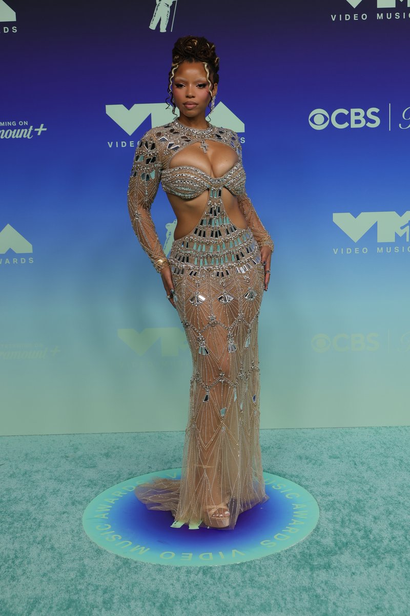 MTV's tweet photo. .@ChloeBailey, the woman that you areeeeee ✨✨ #VMAs https://t.co/IZVoIopIId