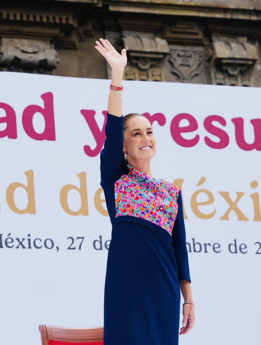 CamachoCirce's tweet photo. ❤️🌺 El amor de más de 15 mil Xochimilcas hizo latir el zócalo por nuestra Presidenta @Claudiashein. 

Salimos a las calles con alegría y con esperanza por nuestra Presidenta, vivimos un momento que sin duda, quedará en la memoria.

Seguimos en este camino de transformación, con la convicción de que los cambios se construyen escuchando al pueblo y trabajando todos los días.

¡#Xochimilco siempre está presente! 🫶🏼
