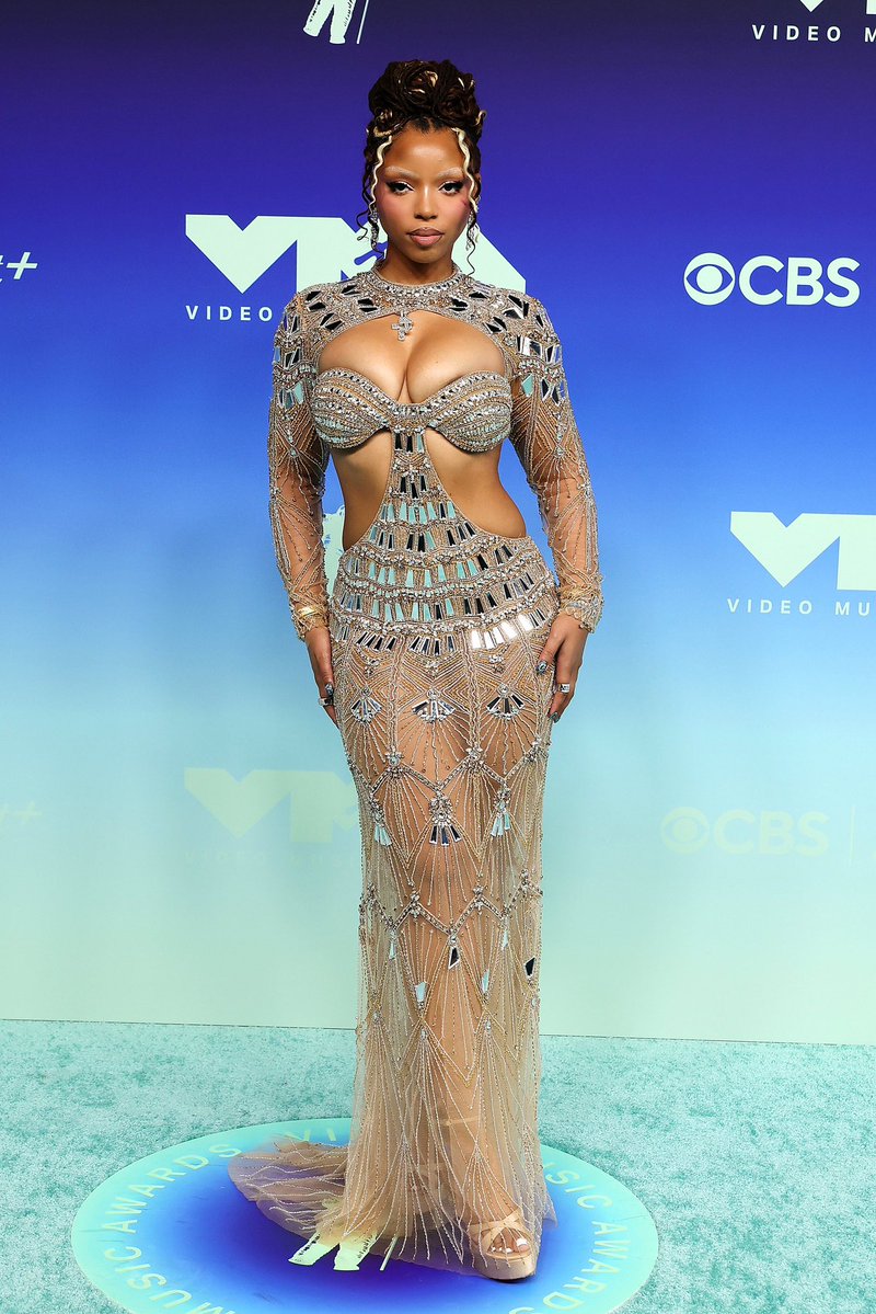 PInsider_'s tweet photo. 🚨 | Chloe Bailey looks INSANE at the VMA’s blue carpet. https://t.co/lFFMrd0r8c