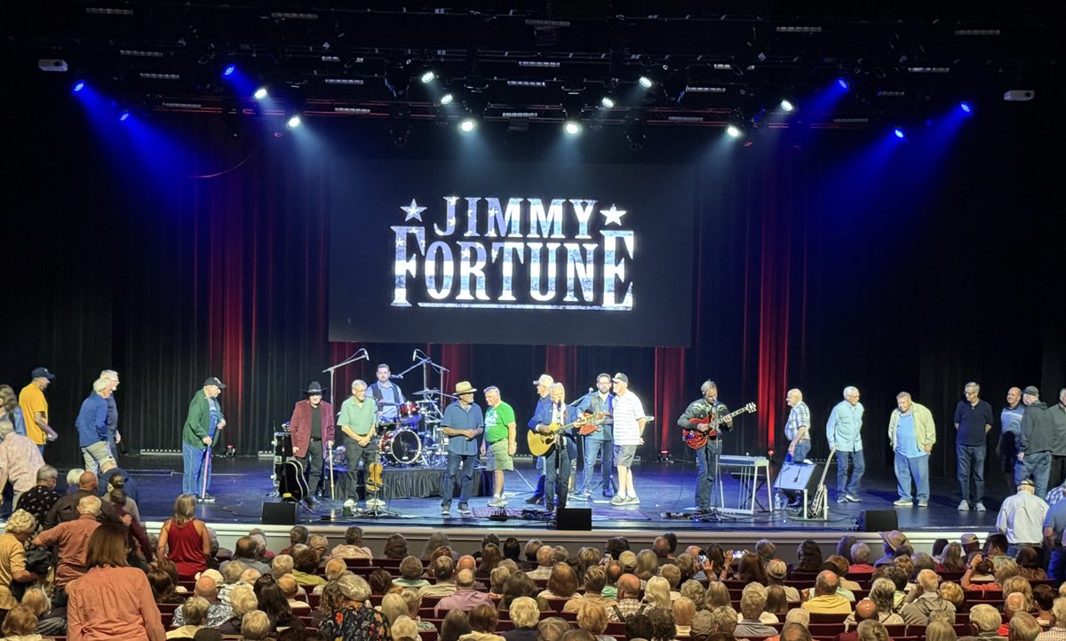 MansionTheatre's tweet photo. We โค๏ธthis photo! Jimmy Fortune honoring all the Veterans in the audience during his concert this past Friday at The Mansion Theatre For Performing Arts. ๐บ๐ธ
#TheMansion #TheMansionTheatre #veterans #explorebranson #visitmo https://t.co/C5Yno18VRU