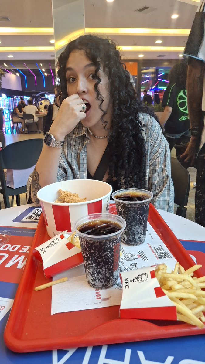 bigodedokoda's tweet photo. a vida é mais bonita quando eu to mimando a minha mulher https://t.co/h1hveTys4N
