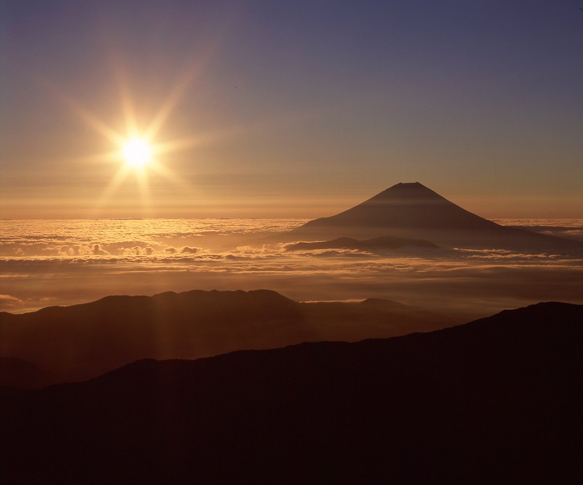 hina21no3's tweet photo. 昇陽

千枚岳で以前撮影
#富士山　#雲海　#日の出 https://t.co/zJMbdpOFr3