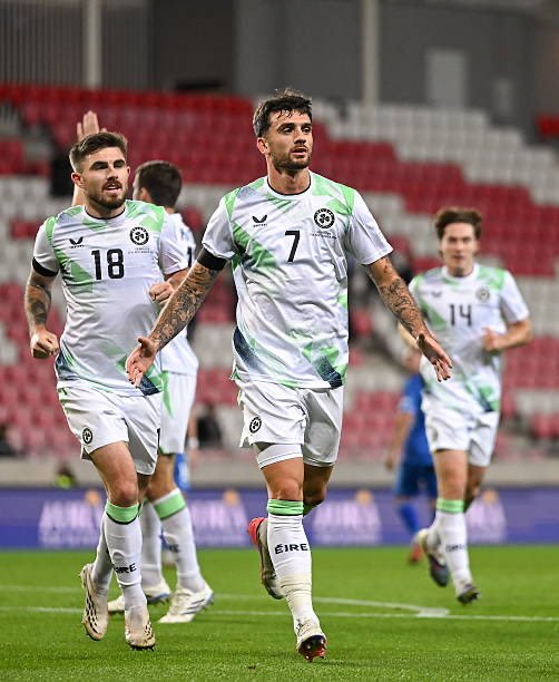 mostafavet1's tweet photo. منتخب أيرلندا كسب ولاد الوسخة بالتلاتة في مباراة كان عنوانها فلسطين حرة .. لاعيبة أيرلندا ارتدوا شارات سوداء حداداً على أرواح شهداء فلسطين في الضفة وغزة 
شكراً يا رجالة https://t.co/kS7GgVLyq4