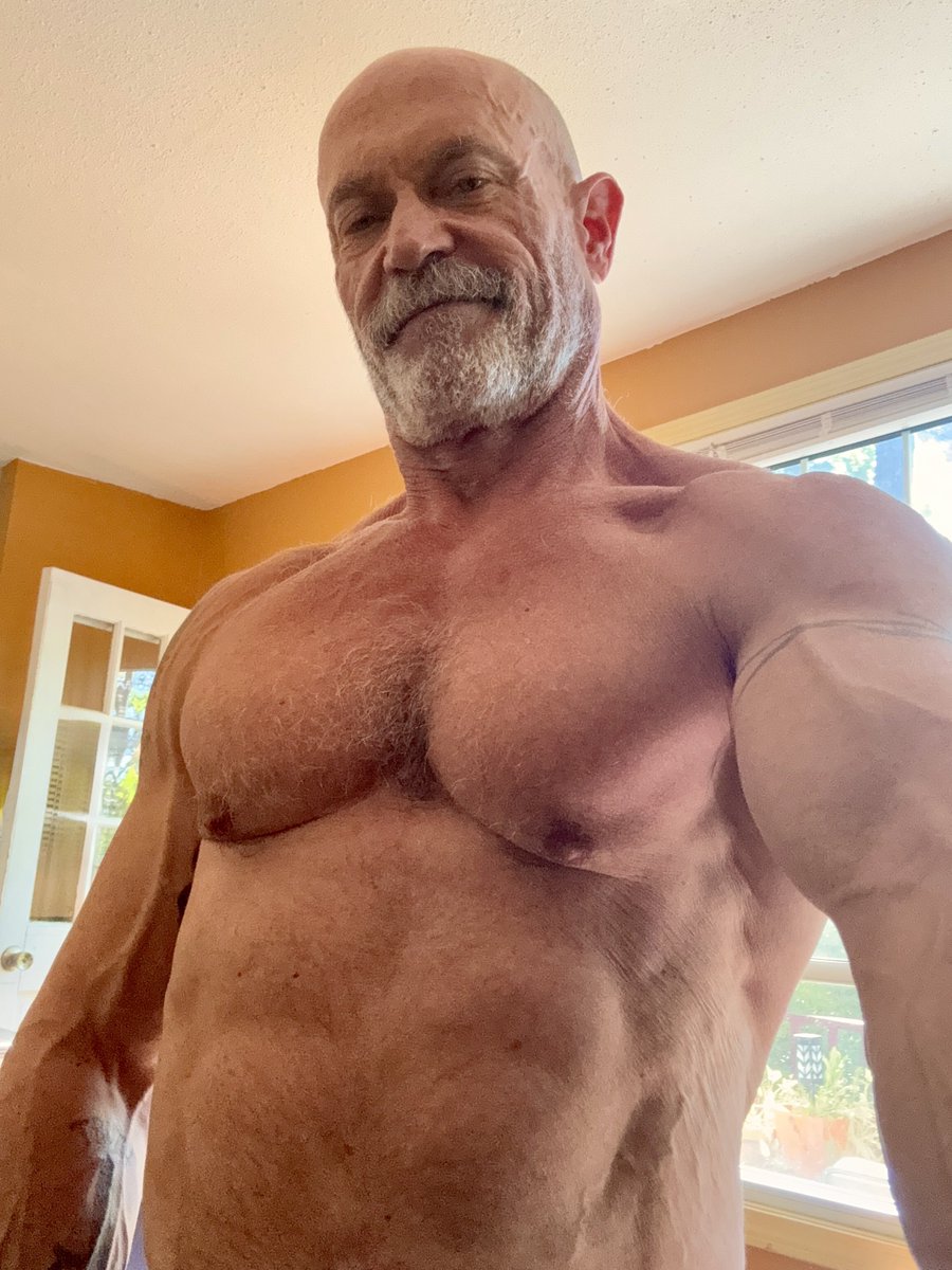 MrYorkSFW's tweet photo. I lost 25 lbs of fat and kept all the muscle. Feeling great. 💪🌞💪 https://t.co/Dk0c5W5KFX