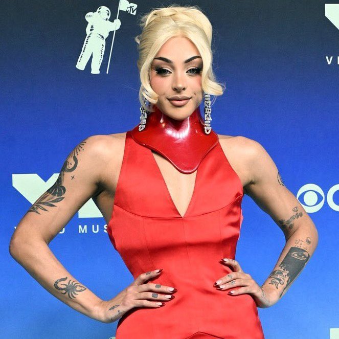 PInsider_'s tweet photo. 🚨 | Pabllo Vittar Attends the VMA’s blue carpet. https://t.co/gHlhDic08s