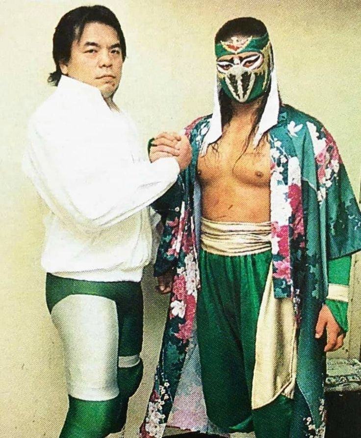 ketuatu170_105's tweet photo. おはようございます！

29年前の今日9月28日は全日本の後楽園ホール大会で三沢光晴&amp;ハヤブサ組が実現した日

対戦相手は秋山&amp;浅子組

三沢に合わせてこの日のコスチュームは緑だったハヤブサ

古参プオタを代表して朝から言わせてもらう

いい時代やったね https://t.co/B45GUwkh6l