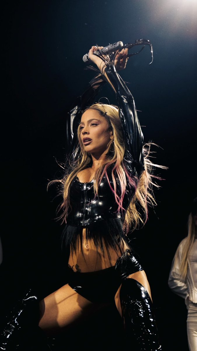 popstardelared's tweet photo. Acaba de concluir el “DEMONIO TOUR”. Con esta última fecha en el estadio River Plate, la gira se convierte en la 3RA más vendida por una mujer argentina, habiendo vendido más de 570 MIL ENTRADAS.

— Detrás del “TINI TOUR” +680 MIL y “FUTTTURA” +740 MIL, sin haber concluido https://t.co/4tDNFxULD2