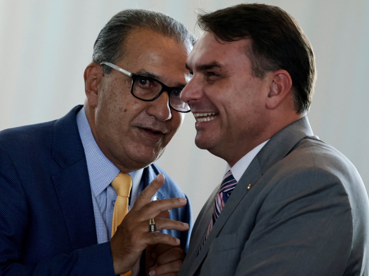 CorrupcaoBrNews's tweet photo. 🚨GRAVÍSSIMO! Flávio Bolsonaro pode considerar PECADO a veneração de MARIA, mãe de Cristo, por conta de sua fé evangélica. Campanha teme que isso seja compartilhado. https://t.co/sXV4lwpXCA
