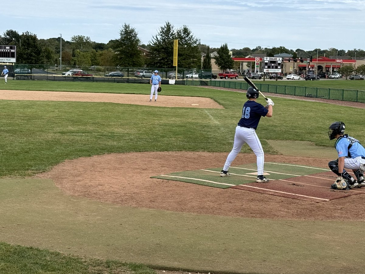 TrishaGrantham5's tweet photo. Perfect day for a Sunday Scrimmage⚾️🧢
Keep grinding Ashton👏🏻💪
#18 #multisportathlete #GBA #3rd #shortstop #rightfield @ag_stl @RAGranthamIV_2 @StChasCC https://t.co/U0DxxQXEj8