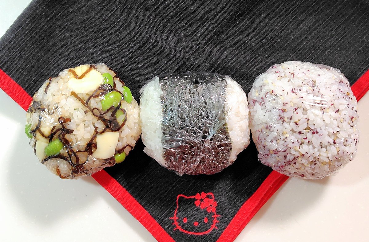 M3308TA's tweet photo. 新しい週が始まりました。
次のイベントの実行委員の仕事が忙しいから、10/10までお昼はおにぎり３個にして欲しいとのオーダー。

ツナマヨ
ゆかり
枝豆チーズ塩昆布

社畜街道まっしぐら。って笑ってるけど、無理せずいってらっしゃい✋️

#お弁当 #お弁当日記 #お弁当記録
🍙3個で350g https://t.co/er6TXRMOJE