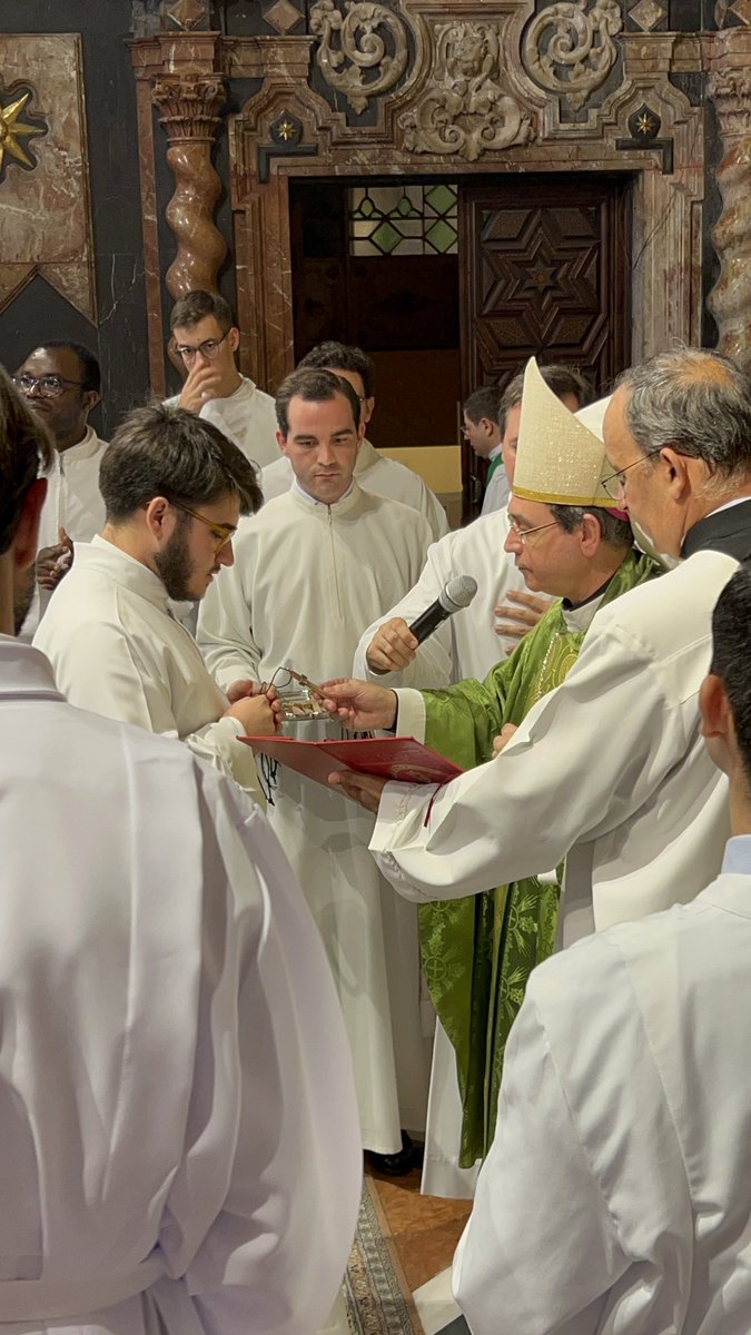 RPMagdalena's tweet photo. Nuestra parroquia ha acogido hoy la toma de cruces de los nuevos seminaristas de la @Archisevilla1 , en una Eucaristía presidida por el obispo auxiliar, Teodoro León.

🧵👇 https://t.co/TDhsPiuPbR