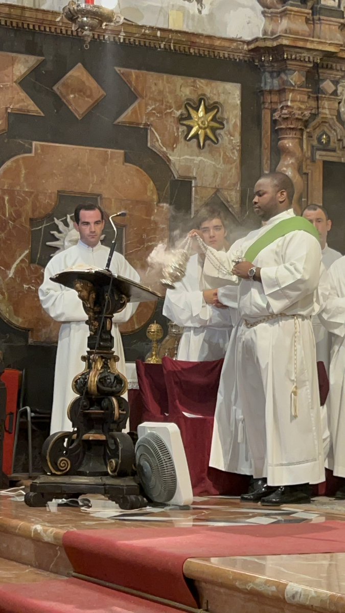 RPMagdalena's tweet photo. Nuestra parroquia ha acogido hoy la toma de cruces de los nuevos seminaristas de la @Archisevilla1 , en una Eucaristía presidida por el obispo auxiliar, Teodoro León.

🧵👇 https://t.co/TDhsPiuPbR
