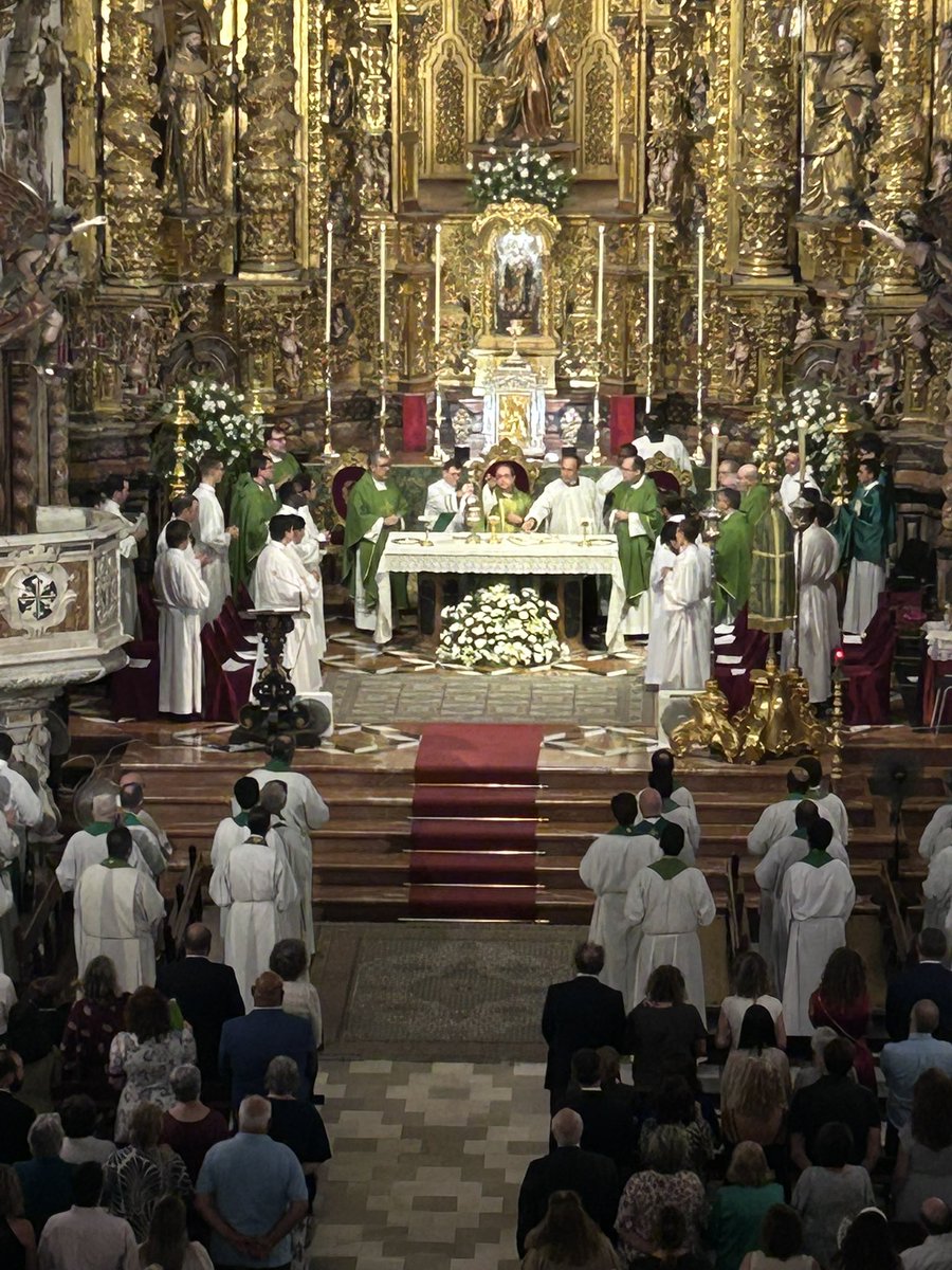RPMagdalena's tweet photo. Nuestra parroquia ha acogido hoy la toma de cruces de los nuevos seminaristas de la @Archisevilla1 , en una Eucaristía presidida por el obispo auxiliar, Teodoro León.

🧵👇 https://t.co/TDhsPiuPbR