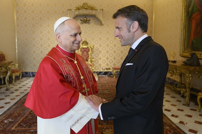 CerfiaFR's tweet photo. 🇫🇷🇻🇦✝️ FLASH | Emmanuel Macron ASSISTERA finalement demain à la messe célébrée par le pape Léon XIV à la cathédrale de Metz, après son absence à celle de la place de la Concorde.

Le chef de l’État accompagnera ensuite le souverain pontife pour son départ depuis l’aéroport de Metz. (Le Figaro)
