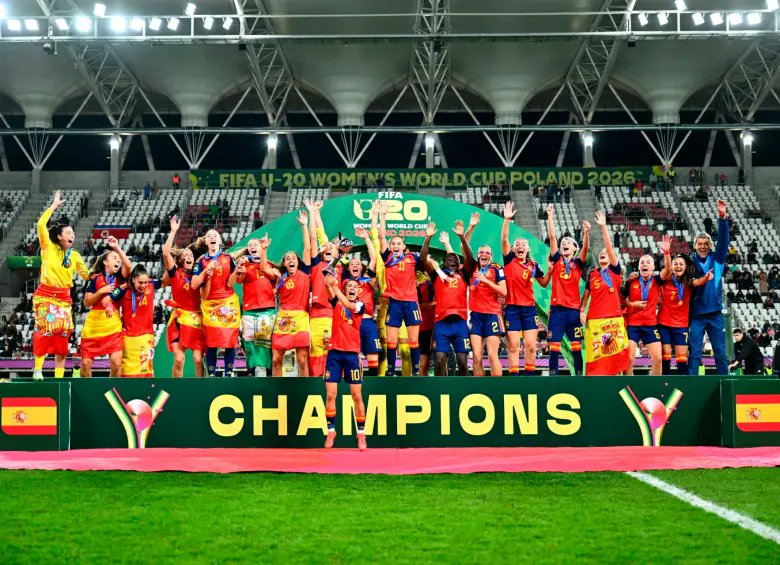 2010MisterChip's tweet photo. La selección de Corea del Norte ha perdido hoy por penaltis la final de la Copa del Mundo sub-20 femenina tras un torneo impecable en el que no ha concedido ni un solo gol en 7 partidos.

Estas son todas las selecciones (de cualquier género y en cualquier categoría) que cerraron una Copa del Mundo sin conceder ni un solo gol. Solo una de ellas logró ser campeona:

🇳🇬 NIGERIA - Sub-17 masculina 1989 (7-0) - Eliminada en cuartos
🇨🇭 SUIZA - Absoluta masculina 2006 (4-0) - Eliminada en octavos
🇩🇪 ALEMANIA - Absoluta femenina 2007 (21-0) - CAMPEONA
🇪🇸 ESPAÑA - Sub-17 femenina 2025 (12-0) - Eliminada en octavos
🇰🇵 COREA DEL NORTE - Sub-20 femenina 2026 (16-0) - Subcampeona

Corea del Norte es la PRIMERA selección que enlaza SIETE partidos CONSECUTIVOS sin recibir gol en una misma edición de la Copa del Mundo (masculina o femenina y en cualquier categoría)