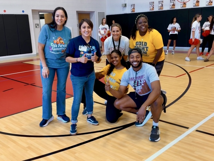 HumbleISD_OFE's tweet photo. ππ£ 5th Grade Pep Rally fun! Students vs. teachers in a beach volleyball showdown, with the Atascocita cheerleaders bringing the energy! We also celebrated our 5th Grade Falcons of the Month! #OFEFalcons #FalconPride @AtascocitaCheer https://t.co/1KIXARkpvv