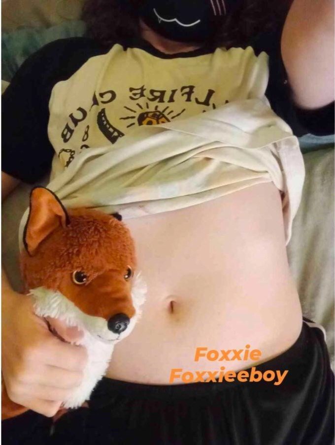 foxxie_eboy's tweet photo. Two femboys chilling with their foxxos 🦊 
Thanks kairo_femboy
#femboy #tummy #femboi #twink https://t.co/V9Lfx5ulBQ