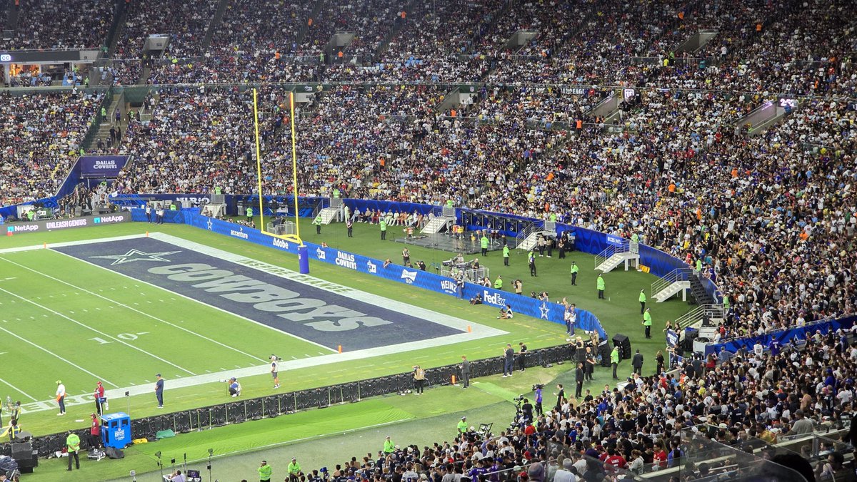 DanielKaiser__'s tweet photo. Lembra daquelas grades horríveis que costumam ficar ao redor do campo no Maracanã? A NFL não quis nem saber. Bem melhor assim. https://t.co/jqieUHS5x1