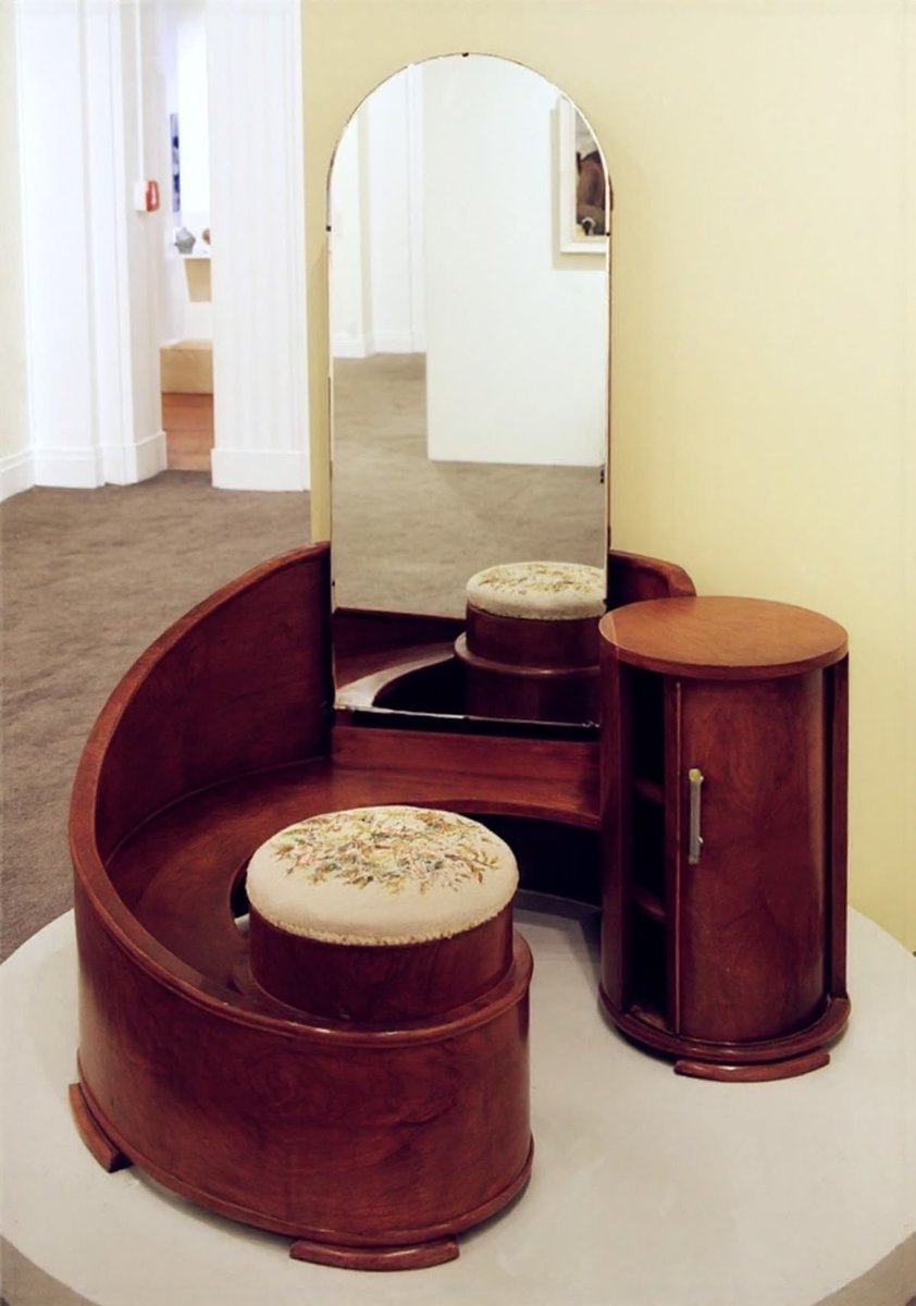 bambiseye's tweet photo. furniture that is art nouveau-esque like(if thats what u call it) is so cute and gorgeous i swear if i had money and big enough of a house i would have this https://t.co/Wki9j15IoM