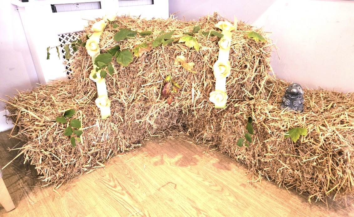 RedmountResHome's tweet photo. This weekend we celebrated International Day of Languages by learning to say 'good morning' in as many languages as we could. We have started to decorate our home for autumn, enjoyed a warm autumnal walk and kept busy bug hunting #BusyWeekend #Autumnal #AutumnIsHere https://t.co/IQsMgkp7Aa