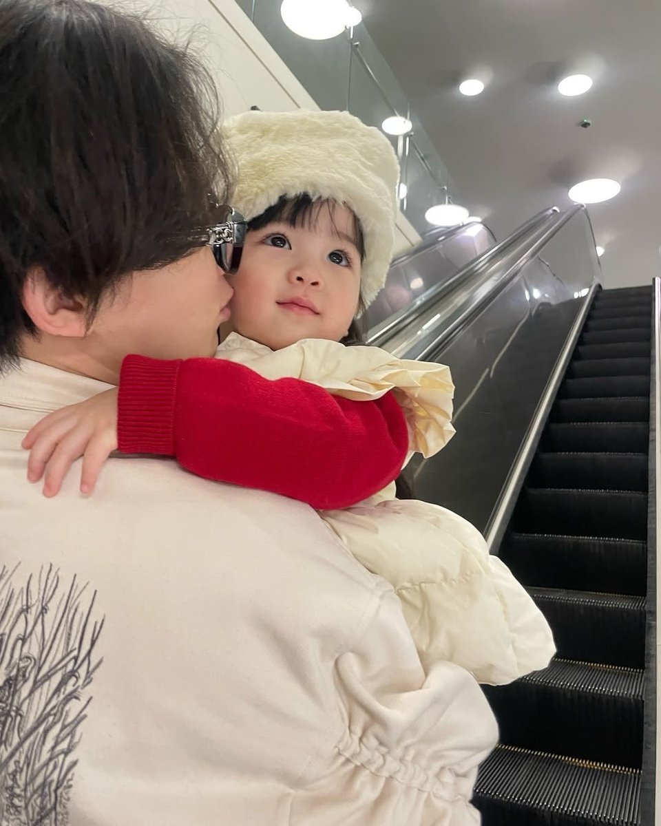 vmimispark's tweet photo. uma #jikookau ou #aujikook - please

“Pai, como vocês começaram a namorar? E por que vocês sempre dão risadas quando estão cantando aquela musica no show?” 

Uma pergunta simples é o suficiente para fazer Jimin e Jungkook voltarem a tokyo e lembrarem de jungkook de joelhos. https://t.co/7ftKdUCV4V