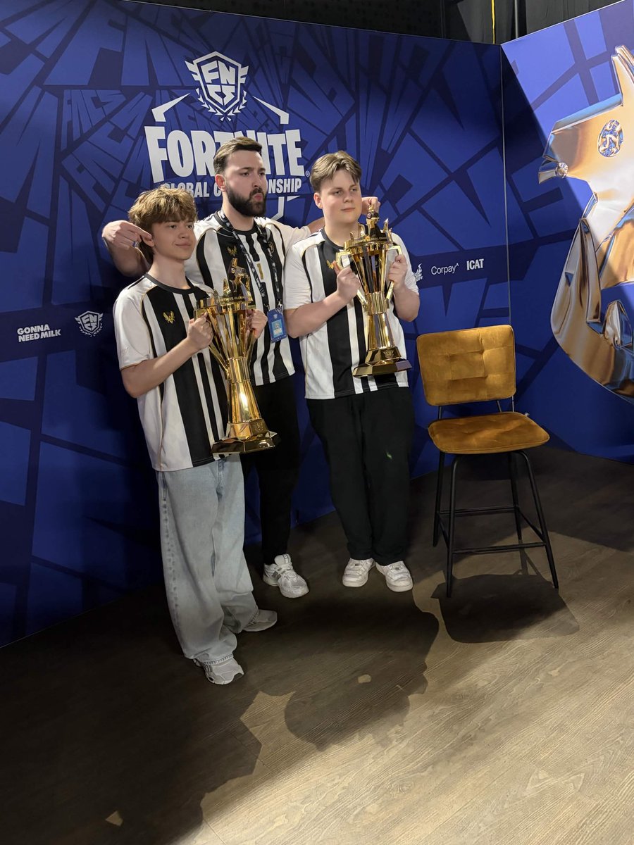grimzmf's tweet photo. CHAMPIONS DU MONDE 🥹🏆
#VITWIN &amp; #HVKWIN 💛🤍 https://t.co/d36iFIvQjN