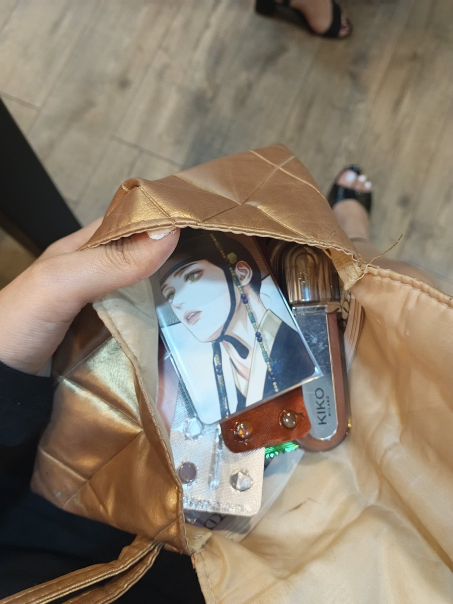IsmaIntriago's tweet photo. Mi cartera siempre!
Labial
Pastillas ansiolíticas (usen pastilleros)
PC de mi príncipe Lee Nok @c_r_jade
Dinero
Caramelos
Y por último y no menos importante mentol sikura aunque no se alcance a ver 🤣 https://t.co/PN6czbN94e