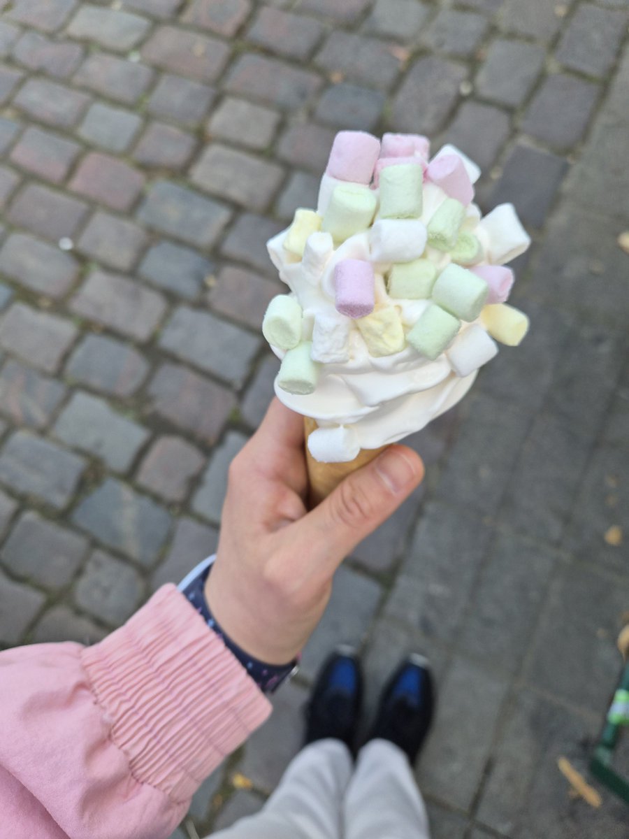 FranquasWorld's tweet photo. Das Eis war so lecker.
Ich habe diese Variante, zuvor noch nie probiert. 
Es ist schön, dass ich mal etwas Neues ausprobieren konnte.
War sehr gut und hat definitiv, auch gut getan. 

#Lecker #Eis #Schön #Moment #Momente #Glücklich #Neues #Danke #Tag https://t.co/9l0ZNCbotM