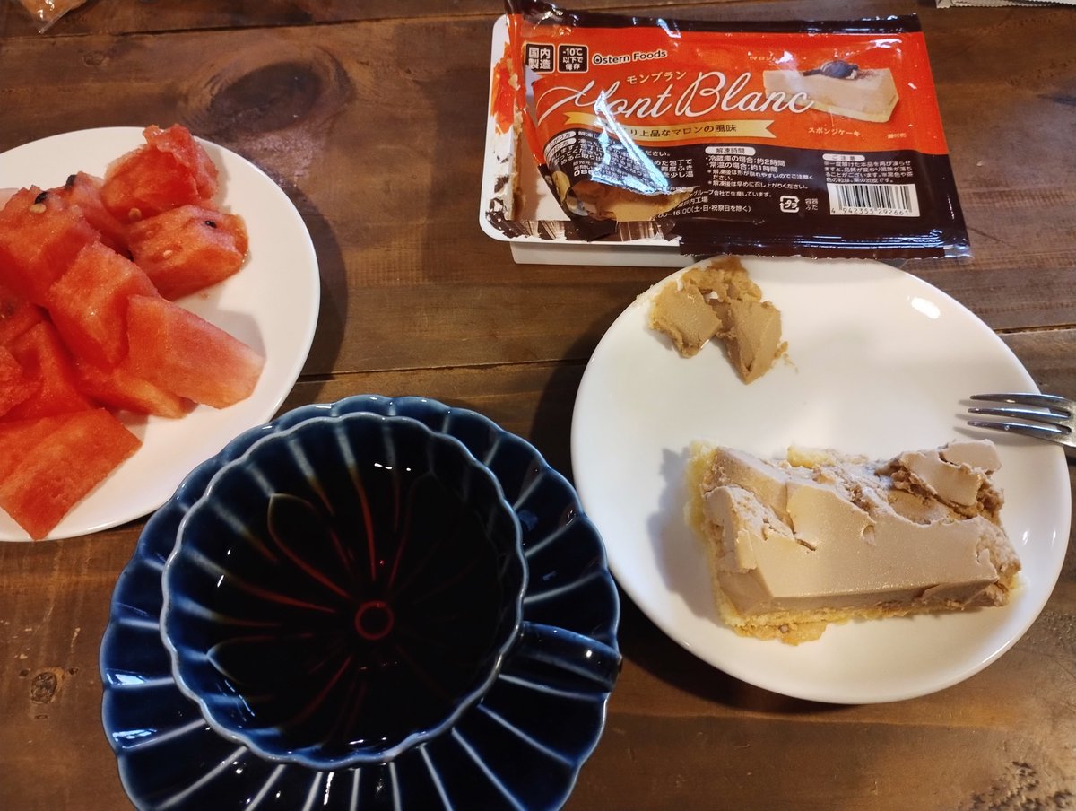 benitenmaru's tweet photo. おはようスイカと業スー菓子。相棒が皿に出すの失敗して無残なことになってる。
今日はイベントで出店。タコ料理を出す。タコのソーセージを仕込もうと思ったけど引越しで厨房が縮小してて諦めたわ。 https://t.co/Uu0PbwKLuT
