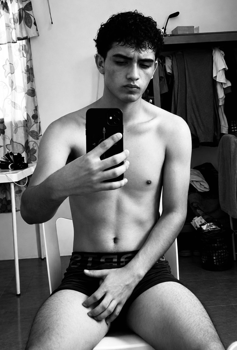 edwardpadd's tweet photo. Hola

#viral #parati #chudai #tendencia #gay https://t.co/QiDRg1rl7S