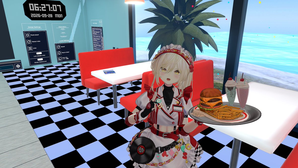 yaekaori777's tweet photo. あこがれのダイナーで！
　チーズバーガーは悪魔的な美味しさ！なんだろうな～
沖縄とか行ったらありそうだよねえー
京都府の、ド田舎町にはありませんｗ　ヤマザキの紙で包まれたチーズバーガーで気分だけでも・・ https://t.co/oGsxvfYAsw