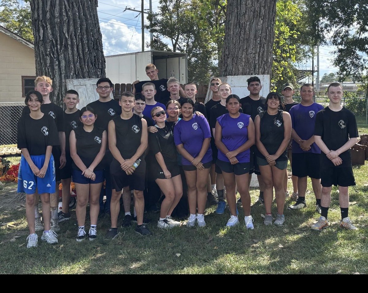DMcjrotc93145's tweet photo. MCJROTC taking the lead at the pumpkin unload!!! All about the community!!! #TeamB4Self @DISDBroncoPride https://t.co/NdBgwDZm4j