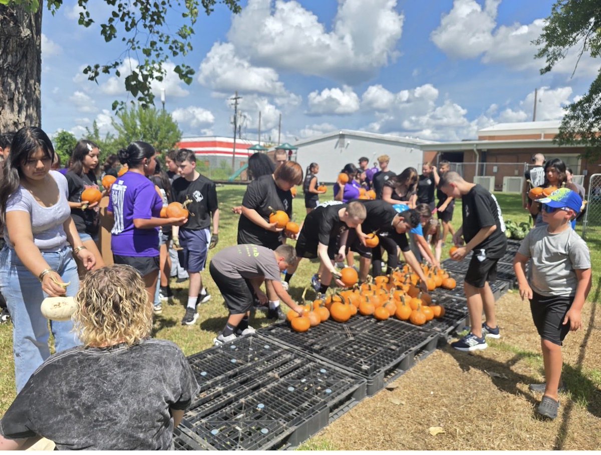 DMcjrotc93145's tweet photo. MCJROTC taking the lead at the pumpkin unload!!! All about the community!!! #TeamB4Self @DISDBroncoPride https://t.co/NdBgwDZm4j